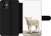 Bookcase Geschikt voor iPhone 12 telefoonhoesje - Lammetje - Schaap - Dieren - Kinderen - Meisjes - Jongens - Met vakjes - Wallet case met magneetsluiting