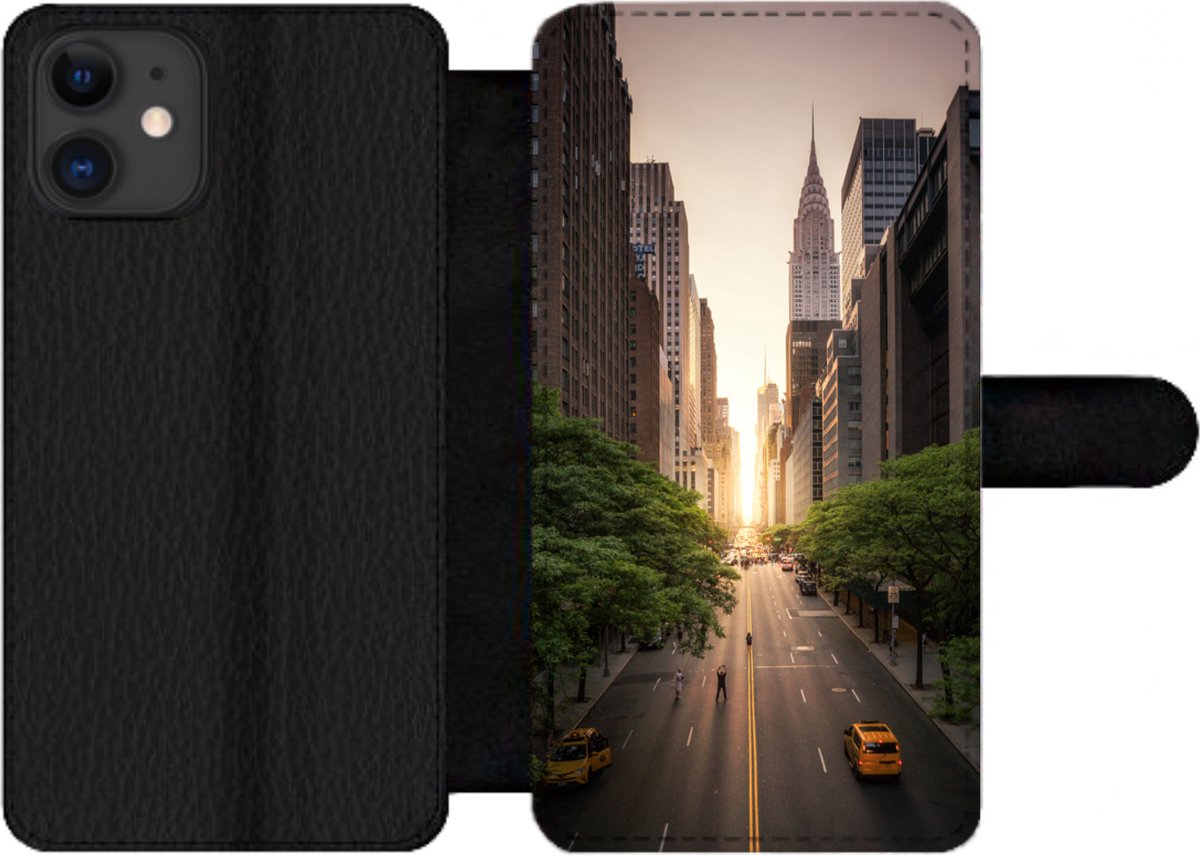 Telefoonhoesje Geschikt voor iPhone 12 Pro Max telefoonhoesje - Straat van New York in de ochtend - Met vakjes - Wallet case met magneetsluiting
