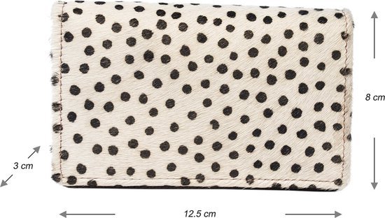 Afmetingen van bruine leren portemonnee met witte voorkant met zwarte stippen: 12,5 cm breed, 8 cm hoog, 3 cm diep.