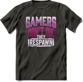 Gamers don't die T-shirt | Roze | Gaming kleding | Grappig game verjaardag cadeau shirt Heren – Dames – Unisex | - Donker Grijs - S