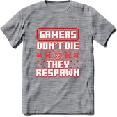 Gamers don't die pixel T-shirt | Neon Rood | Gaming kleding | Grappig game verjaardag cadeau shirt Heren – Dames – Unisex | - Donker Grijs - Gemaleerd - M
