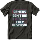 Gamers don't die pixel T-shirt | Gaming kleding | Grappig game verjaardag cadeau shirt Heren – Dames – Unisex | - Donker Grijs - 3XL