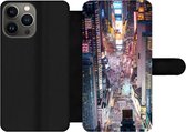 Bookcase Geschikt voor iPhone 13 Pro Max telefoonhoesje - Bovenaanzicht van Times Square in New York - Met vakjes - Wallet case met magneetsluiting