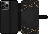 Bookcase Geschikt voor iPhone 13 Pro Max telefoonhoesje - Geometrisch patroon van gouden lijnen op een zwarte achtergrond - Met vakjes - Wallet case met magneetsluiting