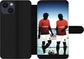 Bookcase Geschikt voor iPhone 13 telefoonhoesje - Een illustratie van twee voetballers in een stadion - Jongens - Meiden - Kids - Met vakjes - Wallet case met magneetsluiting