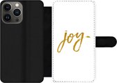 Bookcase Geschikt voor iPhone 13 Pro Max telefoonhoesje - Kerst - Joy - Goud - Spreuken - Quotes - Met vakjes - Wallet case met magneetsluiting