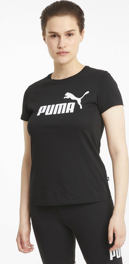 Zwart PUMA T-shirt met wit PUMA logo, gedragen door een model.
