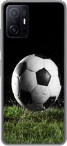 Geschikt voor Xiaomi 11T Pro hoesje - Voetbal in het gras - Siliconen Telefoonhoesje