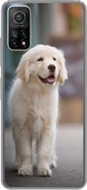 Geschikt voor Xiaomi Mi 10T 5G hoesje - Een Golden Retriever puppy lopend op de stoep - Siliconen Telefoonhoesje