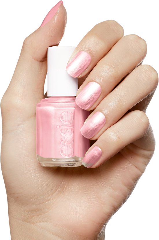 Hand met Essie nagellak in lichtroze parelmoer.