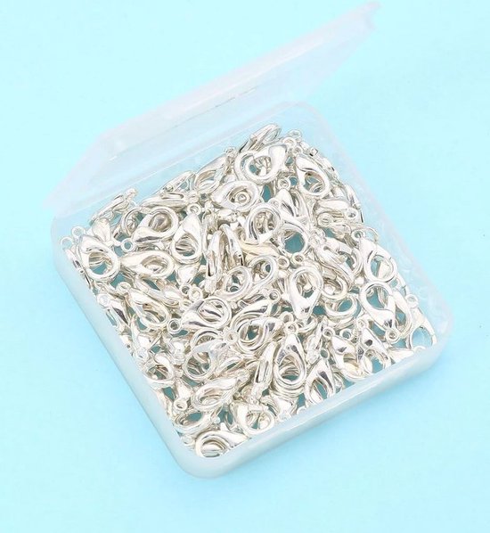 Een doorzichtig doosje gevuld met 100 zilverkleurige karabijnsluitingen van 12 mm.