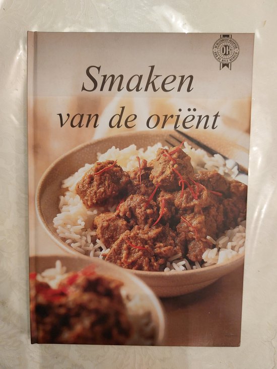 Boekomslag met de titel 'Smaken van de Oriënt', met een close-up van een gerecht met rijst en vlees, gegarneerd met saffraan.