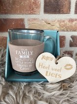 Theeglas inclusief houten hartje -  met tekst Our family is a beautiful little world created by love