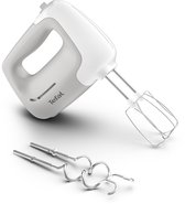 Witte Tefal handmixer met grijze accenten en twee metalen deeghaken ernaast.