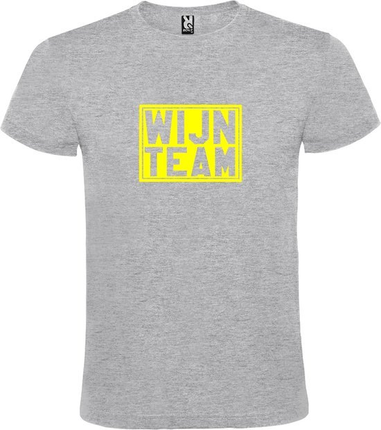 Grijs T shirt met print van " Wijn Team " print Neon Geel size L