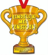 trofee Eindelijk met Pensioen 33 cm karton goud