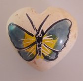 Nog meer sfeer in uw woonomgeving met deze prachtig handgemaakte hartvormige vlinder! Een bijzondere vlinder gemaakt van speksteen, een zachte natuursteen. Vind een plekje in je huis, serre/tuinkamer of in de werkkamer. Voor uzelf of Bestel Een Kado.