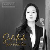 Portret van violiste Joo Yeon Sir met viool, draagt een zwart jasje. Gouden tekst 'Solitude' en 'Joo Yeon Sir'.