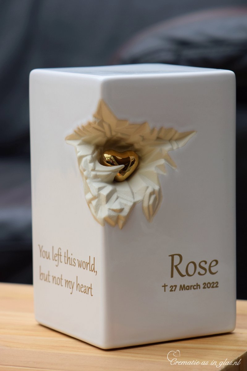urn-keramiek-crematie-as pilaar urn met uw gewenste naam en 2 korte tekstregels-middels goud metallic sign-folie-5 liter inhoud-glans wit- met metalen goudkleur metallic hartje-ook in een kleiner model beschikbaar