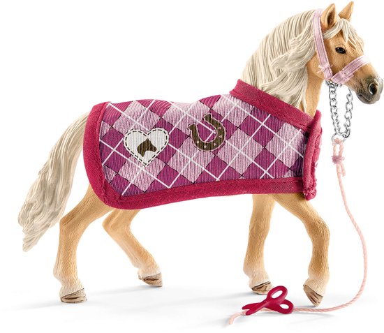 Lichtbruin paard met blonde manen, roze ruitjesdeken met hartjes en hoefijzers, met roze schaartje.