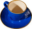 Blauw espressokopje met textuur op een blauwe schotel met textuur, gouden randen.