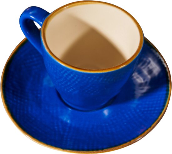 Blauw espressokopje met textuur op een blauwe schotel met textuur, gouden randen.