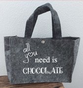 Bedrukte vilt tas met tekst All you need is chocolate