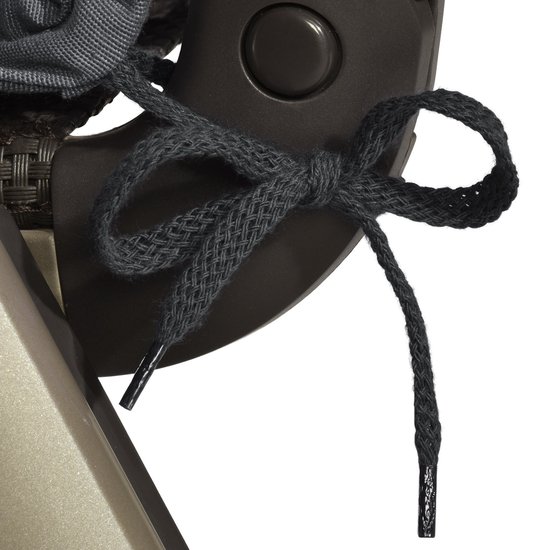 Detail van de donkergrijze tie-rips aan een tuinkussen.