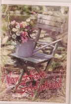 Van harte gefeliciteerd met je verjaardag! Een bijzondere bos bloemen die op de tuinstoel staat. Een leuke kaart om zo te geven of om bij een cadeau te voegen. Een dubbele wenskaart inclusief envelop en in folie verpakt.