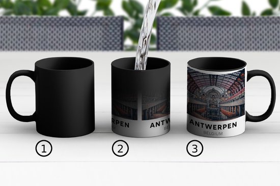 Drie mokken: een zwarte, een die een interieurprint van Antwerpen toont bij hitte, en een mok met de volledige opdruk.