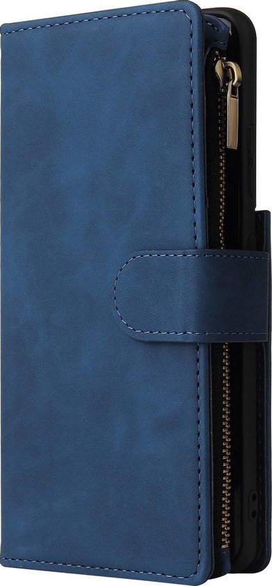 Étui portefeuille bleu avec fermeture magnétique et poche zippée. Coutures sur les bords.
