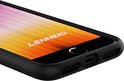 Zijkant van een zwart telefoonhoesje op een iPhone SE, met 'LENNEXO' op het scherm.