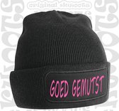 GOED GEMUTST muts - Zwart + roze tekst - Beanie - One Size - Uniseks - Grappige teksten | Designs - Original Kwoots - Wintersport - Aprés ski muts - Cadeau - Voor zowel mannen als