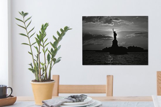 Silhouette de la Statue américaine de la Liberté à New York - noir et blanc