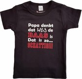 Zwart baby shirt met "Papa denkt dat hij de baas is. Dat is zo... Schattig!!!" - maat 80 - vader, vaderdag, babyshower, zwanger, cadeautje, kraamcadeau, grappig, geschenk, baby, te