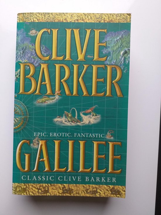 Boekomslag van 'Galilee' van Clive Barker met een groene achtergrond, gouden letters en afbeeldingen van zeedieren.