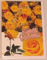 Gefeliciteerd met je verjaardag! Een mooie wenskaart met gele rozen in een felle kleur. Een leuke kaart om zo te geven of om bij een cadeau te voegen. Een dubbele wenskaart inclusief envelop en in folie verpakt.
