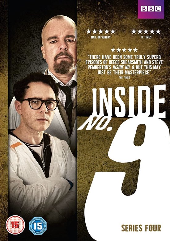 DVD hoes met twee mannen in labjassen, titel "INSIDE NO.9 SERIES FOUR" en recensies.
