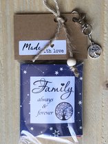 Thee cadeau met de tekst ''Family always & forever", met sleutelhanger en bedeltje levensboom, 4 verschillende theezakjes, lief kadootje, familie, symbolisch, moederdag, Valentijns