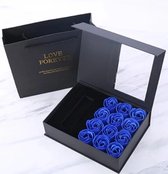 Valentijn Blauwe Rozen Giftbox - Ketting met "I Love You" - in 100 talen - 12x blauwe zeeprozen  - Valentijn - Moederdag - Cosmos & Co.