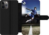 Bookcase Geschikt voor iPhone 11 Pro Max telefoonhoesje - Voetballer doet een volley - Met vakjes - Wallet case met magneetsluiting