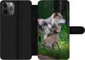 Bookcase Geschikt voor iPhone 11 Pro telefoonhoesje - Wolf - Baby - Bos - Met vakjes - Wallet case met magneetsluiting