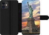 Bookcase Geschikt voor iPhone 11 telefoonhoesje - Vrijheidsbeeld in New York tijdens zonsondergang - Met vakjes - Wallet case met magneetsluiting