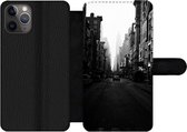 Bookcase Geschikt voor iPhone 11 Pro telefoonhoesje - Auto rijdt door een rustige straat in New York in zwart-wit - Met vakjes - Wallet case met magneetsluiting
