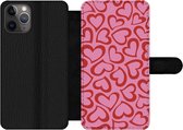 Bookcase Geschikt voor iPhone 11 Pro Max telefoonhoesje - Een illustratie van behang met rode hartjes - Met vakjes - Wallet case met magneetsluiting