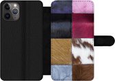 Bookcase Geschikt voor iPhone 11 Pro Max telefoonhoesje - Een kleurrijk en geruit tapijt met onder andere een koeienhuid - Met vakjes - Wallet case met magneetsluiting