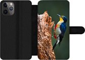 Bookcase Geschikt voor iPhone 11 Pro telefoonhoesje - Close-up van een kleurrijke vogel op de zijkant van een boomstronk - Met vakjes - Wallet case met magneetsluiting