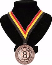 Kampioensmedaille nr. 3 aan geel/zwart/rood lint