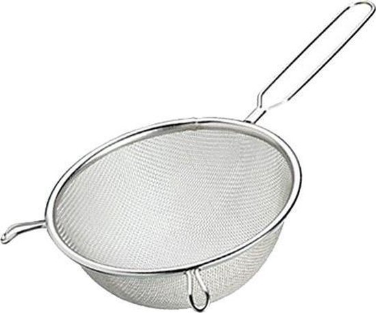 Ronde metalen zeef met fijn gaas en een lange handgreep.