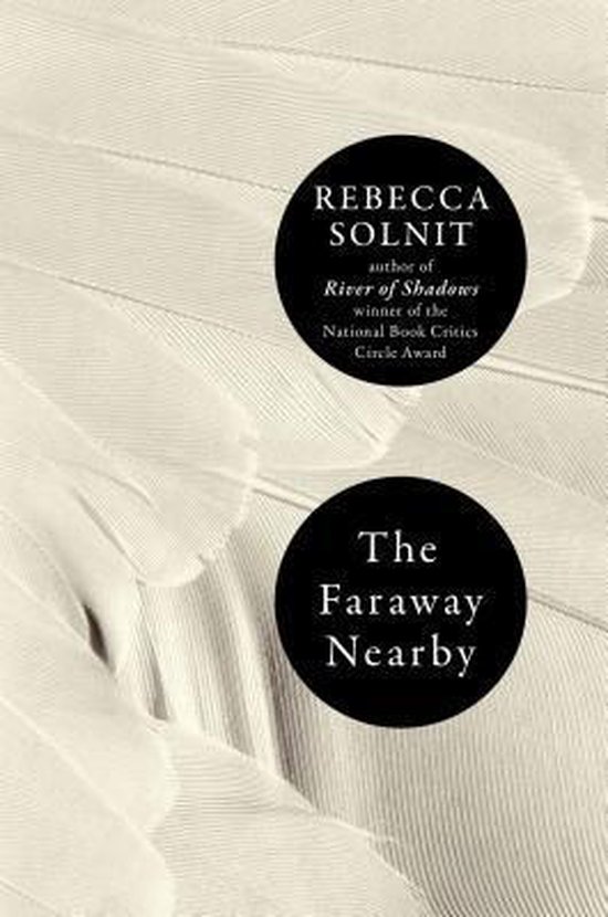Boek kaft met veren en tekst: 'Rebecca Solnit', 'The Faraway Nearby'.